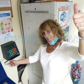 Imperia: oggi va in pensione l'infermiera Patrizia Bianchi, la festa delle colleghe ed il loro saluto (foto)