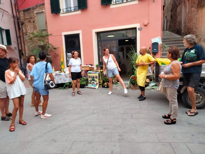 Civezza Passami l’Olio nuovo, torna la passeggiata nel borgo storico (Foto) Civezza Passami l’Olio nuovo, torna la passeggiata nel borgo storico (Foto)