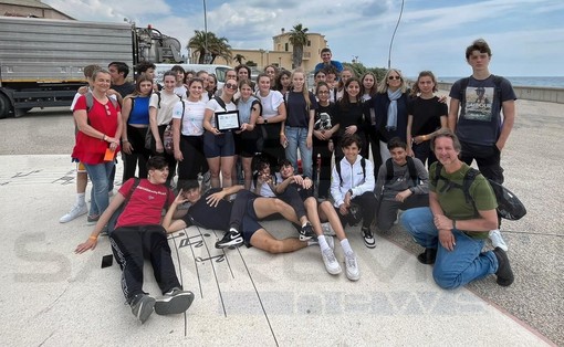 Sanremo: i ragazzi delle scuole raccolgono 90 sacchi di immondizia e uno di mozziconi sul litorale (Foto) Sanremo: i ragazzi delle scuole raccolgono 90 sacchi di immondizia e uno di mozziconi sul litorale (Foto)