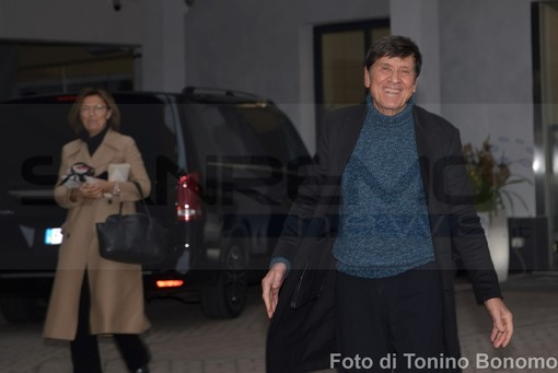 Festival di Sanremo: dopo Amadeus è arrivato anche Gianni Morandi, delirio di fan di fronte all'hotel Globo (Foto)
