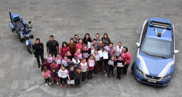 Imperia: ‘Poliziotto per un giorno’, le allieve della Scuola di danza ‘Il Cerchio d’Oro’ in visita alla Questura Imperia: ‘Poliziotto per un giorno’, le allieve della Scuola di danza ‘Il Cerchio d’Oro’ in visita alla Questura
