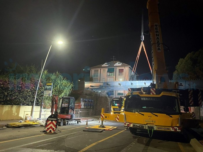 Posato il nuovo ponte a San Bartolomeo al Mare: alle 0,35 il varo (Foto e Video)