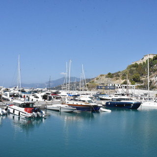 Imperia, sale a bordo di un yacht di lusso e prende a pugni e morsi 7 agenti: condannato
