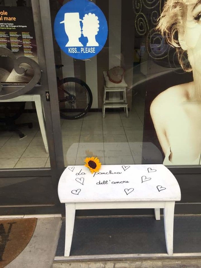 Imperia: panchina dell'amore e obbligo di bacio, la nuova idea di Silvia Reds "Vorrei creare un album fotografico di innamorati" Imperia: panchina dell'amore e obbligo di bacio, la nuova idea di Silvia Reds "Vorrei creare un album fotografico di innamorati"