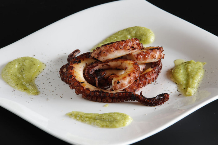 Sapori di Liguria. Polpo arrosticciato con marò di fave (video) Sapori di Liguria. Polpo arrosticciato con marò di fave (video)