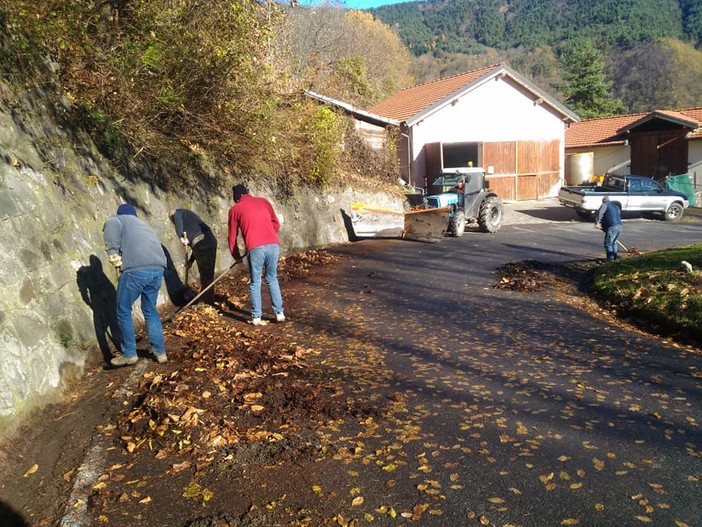Mendatica: 27 volontari hanno lavorato questa mattina per la pulizia delle strade insieme al Sindaco (Foto) Mendatica: 27 volontari hanno lavorato questa mattina per la pulizia delle strade insieme al Sindaco (Foto)