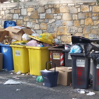 Imperia: i soliti incivili buttano sconsideratamente i rifiuti nella zona di Borgo D'Oneglia (Foto) Imperia: i soliti incivili buttano sconsideratamente i rifiuti nella zona di Borgo D'Oneglia (Foto)