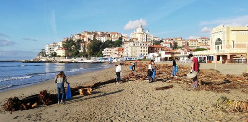 Imperia: annullato il corteo di 'Fridays for Future', gruppo di studenti decide di pulire la spiaggia d'oro (Foto) Imperia: annullato il corteo di 'Fridays for Future', gruppo di studenti decide di pulire la spiaggia d'oro (Foto)