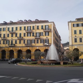 Imperia: ladri in azione al caffè Garibaldi in piazza Dante, svuotati cassa e macchinette video poker Imperia: ladri in azione al caffè Garibaldi in piazza Dante, svuotati cassa e macchinette video poker