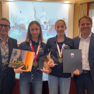 Regione: premiate le campionesse mondiali di vela Under 15 Paola Correale e Viola Vianzone