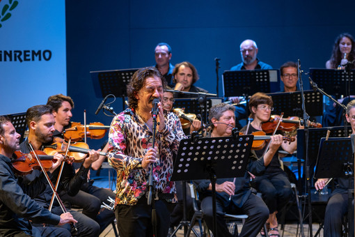 Omaggio a Lucio Dalla della Sinfonica di Sanremo con Peppe Voltarelli al Santuario di Santa Croce di Imperia Omaggio a Lucio Dalla della Sinfonica di Sanremo con Peppe Voltarelli al Santuario di Santa Croce di Imperia