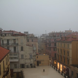 La pioggia in centro a Sanremo