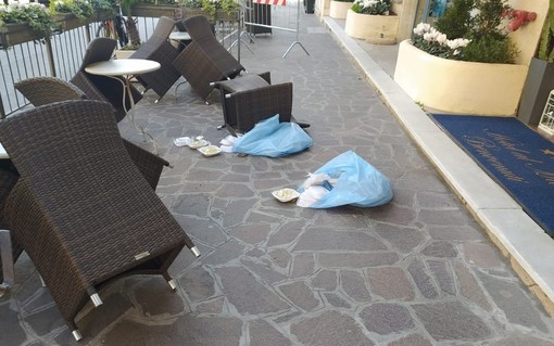 Ribellione nei due alberghi in 'quarantena' da Coronavirus ad Alassio: pasti lanciati fuori dalla porta (Foto)