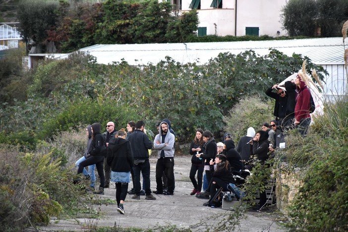 Luca Dolce, anarchici davanti al carcere di Sanremo: cordone delle forze dell'ordine (foto e video)