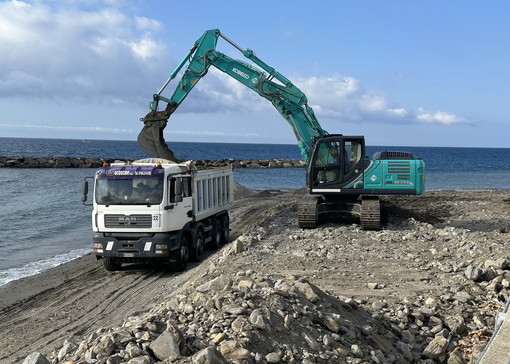 Santo Stefano al Mare: iniziata l’attività per il ripascimento delle spiagge, l’Assessore Piccirilli "Interventi per migliorare il nostro litorale” Santo Stefano al Mare: iniziata l’attività per il ripascimento delle spiagge, l’Assessore Piccirilli "Interventi per migliorare il nostro litorale”