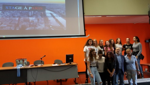 Imperia: consegnati i diplomi ai giovani rientrati dallo stage linguistico di Parigi (Foto)
