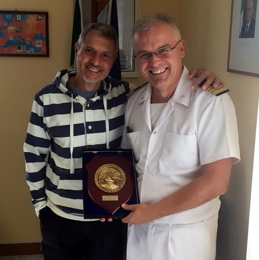 Imperia: il Maestro Roberto Soldatini ha fatto visita ieri alla Guardia Costiera con la sua 'Denecia' Imperia: il Maestro Roberto Soldatini ha fatto visita ieri alla Guardia Costiera con la sua 'Denecia'