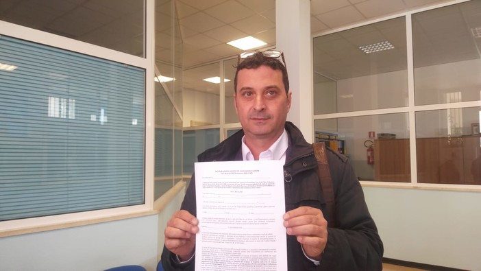 Il consigliere Roberto Saluzzo mostra il modulo per l'autocertificazione Il consigliere Roberto Saluzzo mostra il modulo per l'autocertificazione