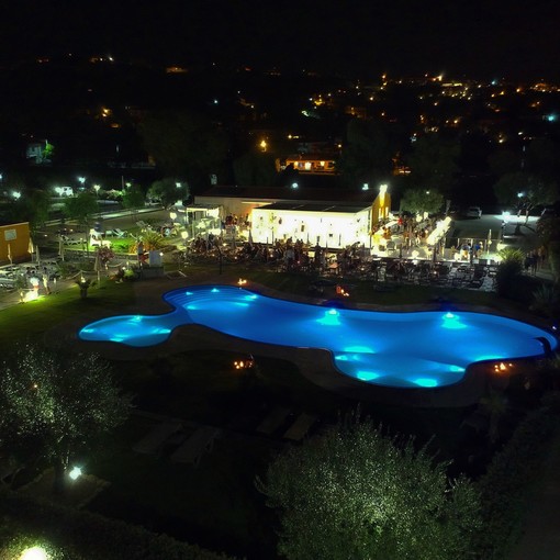 Al ReBi Village una serata romantica con concerto a bordo piscina assieme a Manuel Borroi: appuntamento venerdì 10