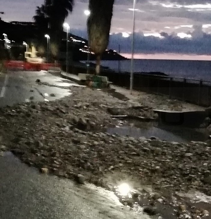 Il nuovo squarcio di stanotte e, sotto le immagini dei lavori di ieri