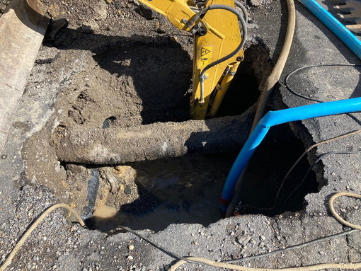 Imperia: si rompe una tubazione in via Ivanoe Amoretti, nessuna sospensione del servizio (Foto e Video)