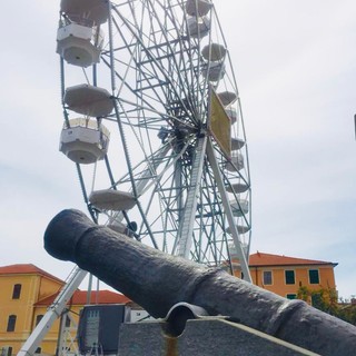 Imperia: "centinaia di persone sulla ruota panoramica", il messaggio dei gestori Imperia: "centinaia di persone sulla ruota panoramica", il messaggio dei gestori