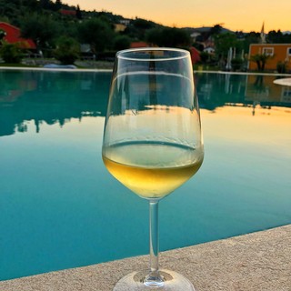 ReBi...diVino: lunedì 9 luglio l'open wine del Rebi Village di Imperia a bordo piscina