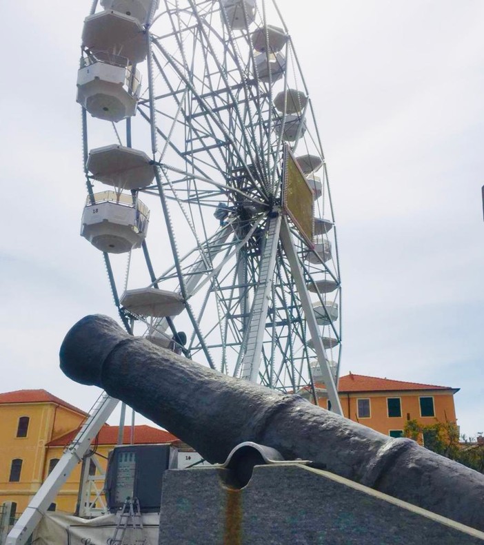 Imperia: "centinaia di persone sulla ruota panoramica", il messaggio dei gestori Imperia: "centinaia di persone sulla ruota panoramica", il messaggio dei gestori