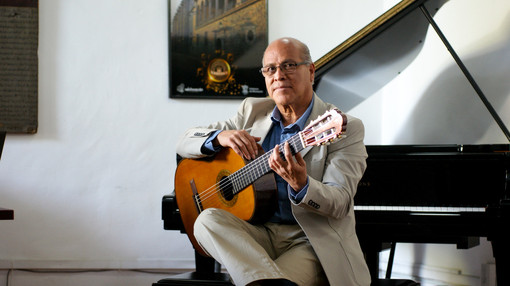 Il suono della chitarra di Raúl Olmos sotto le stelle di San Bartolomeo Il suono della chitarra di Raúl Olmos sotto le stelle di San Bartolomeo