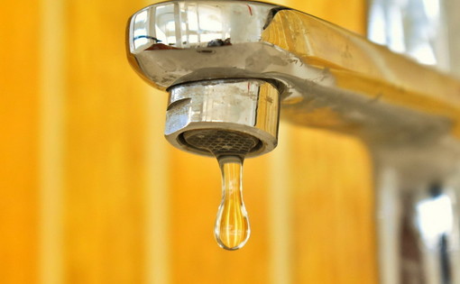 Imperia, Rivieracqua sigilla contatore a mamma con due figli