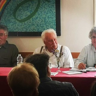 Al centro Rodolfo Amadeo in occasione di un incontro pubblico Al centro Rodolfo Amadeo in occasione di un incontro pubblico