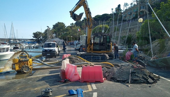 Guasto a Bordighera: problemi alla distribuzione dell'acqua a Sanremo, Imperia e dianese, lavori in corso (Foto) Guasto a Bordighera: problemi alla distribuzione dell'acqua a Sanremo, Imperia e dianese, lavori in corso (Foto)