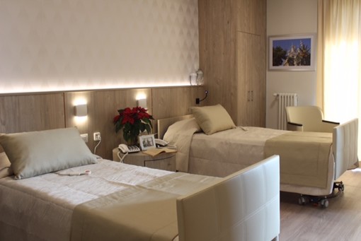 Colonna di 6 ambulanze per trasportare gli unici ospiti della Rsa di Borgomaro non colpiti dal Covid-19 a Sanremo