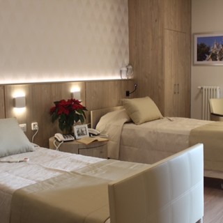 Colonna di 6 ambulanze per trasportare gli unici ospiti della Rsa di Borgomaro non colpiti dal Covid-19 a Sanremo Colonna di 6 ambulanze per trasportare gli unici ospiti della Rsa di Borgomaro non colpiti dal Covid-19 a Sanremo