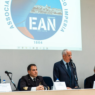 Il comandante Carlo Ascheri confermato presidente dell'associazione ex allievi del Nautico