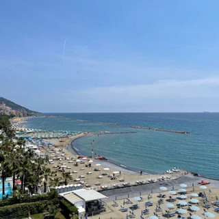 Diano Marina: il sindaco mette fuorilegge i cani nelle spiagge libere dalle 8 alle 20, Oipa, Earth e Leal chiedono l’annullamento