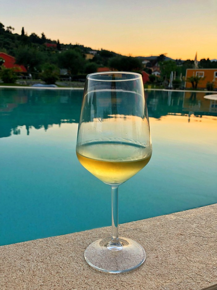 ReBi...diVino: lunedì 9 luglio l'open wine del Rebi Village di Imperia a bordo piscina