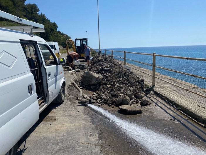 Diano Marina, non c'è pace per i cittadini. Domani stop in tutto il Golfo all'erogazione dell'acqua per l'intervento di riparazione sull'Incompiuta Diano Marina, non c'è pace per i cittadini. Domani stop in tutto il Golfo all'erogazione dell'acqua per l'intervento di riparazione sull'Incompiuta