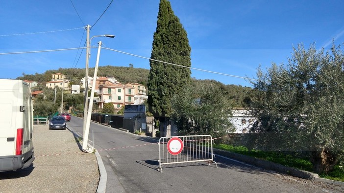 Palo della Telecom pericolante: il Sindaco chiude la strada per sicurezza, Terzorio è isolato (Foto)