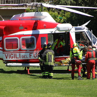 Entroterra: uomo cade da un albero e si ferisce, trasportato in elicottero al Santa Corona