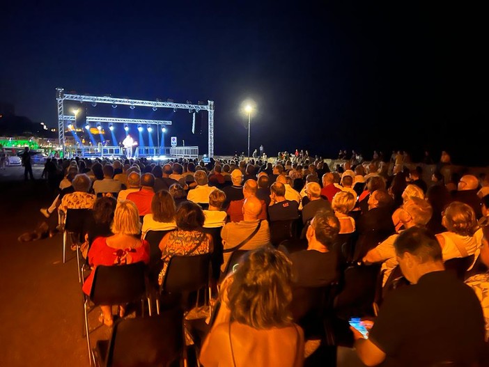 Imperia: grande successo e tante risate a Borgo Prino per lo spettacolo di Sergio Sgrilli Imperia: grande successo e tante risate a Borgo Prino per lo spettacolo di Sergio Sgrilli