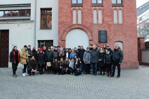 Il viaggio degli studenti liguri nei luoghi simbolo della persecuzione ebraica si conclude al  con la visita al museo “Powstania Warszawskiego” di Varsavia