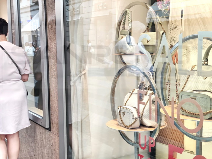 Partenza a rilento dei saldi oggi nella nostra provincia: molti turisti hanno preferito la spiaggia allo shopping (Foto) Partenza a rilento dei saldi oggi nella nostra provincia: molti turisti hanno preferito la spiaggia allo shopping (Foto)