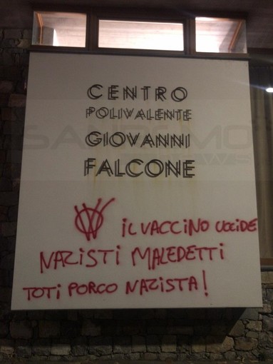Camporosso: nuove scritte 'No vax' e offese al Presidente Toti stanotte al centro polivalente 'Falcone' (Foto) Camporosso: nuove scritte 'No vax' e offese al Presidente Toti stanotte al centro polivalente 'Falcone' (Foto)