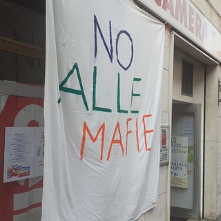 Imperia: striscione 'No alle mafie' davanti alla Cgil a più di 30 anni dalla strage di via D'Amelio Imperia: striscione 'No alle mafie' davanti alla Cgil a più di 30 anni dalla strage di via D'Amelio