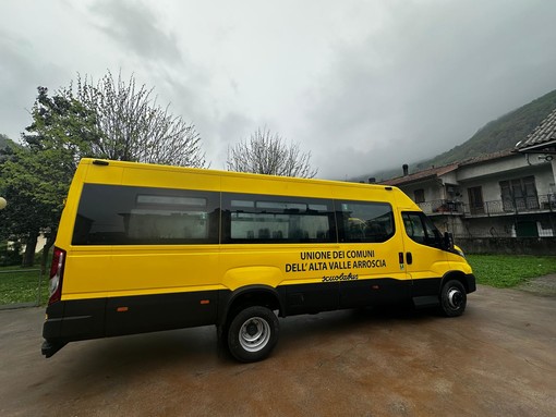 Inaugurato a Pieve di Teco il nuovo scuolabus dell’Unione dei Comuni dell’Alta Valle Arroscia