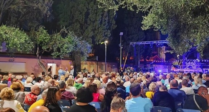 Pubblico delle grandi occasioni per Progetto Festival: a Diano Marina applausi per i "70 anni di Sanremo" Pubblico delle grandi occasioni per Progetto Festival: a Diano Marina applausi per i "70 anni di Sanremo"