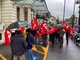 La protesta dei sindacati all'esterno di Palazzo Bellevue