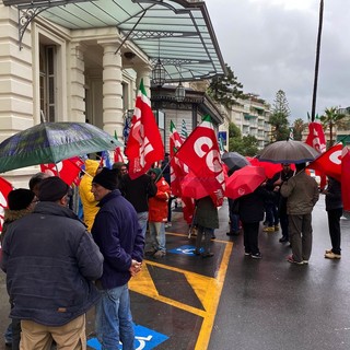 La protesta dei sindacati all'esterno di Palazzo Bellevue