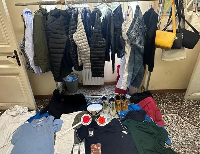 Diano Marina: contenimento dell'abusivismo, sequestri di griffes fasulle della Polizia Municipale (Foto) Diano Marina: contenimento dell'abusivismo, sequestri di griffes fasulle della Polizia Municipale (Foto)